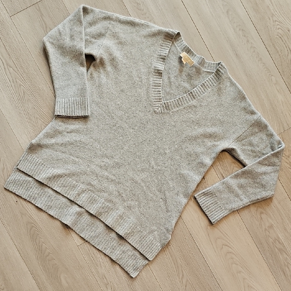 Michael Kors Cashmere High Low Hemline Light Grey‎ V-Neck Sweater, Large